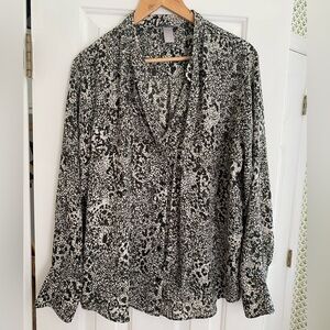 Cool H&M green animal print shirt with bow, in excellent condition.